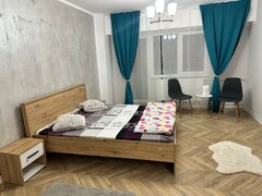 13 Septembrie, Liberty Mall, Panduri