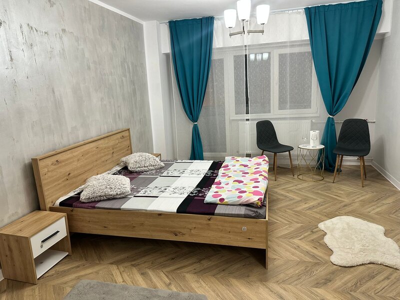 13 Septembrie, Liberty Mall, Panduri