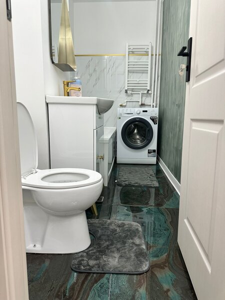 13 Septembrie, Liberty Mall, Panduri